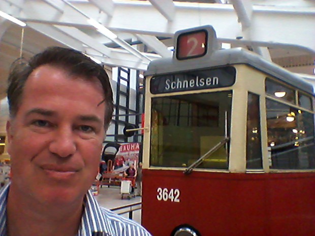 Michael Voß mit ehemaliger Hamburger Straßenbahn