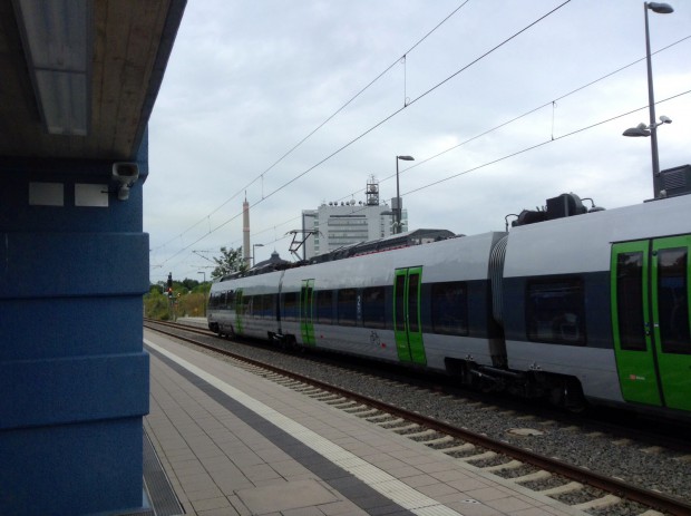 S-Bahnhof Leipzig MDR und der Namensgeber im Hintergrund