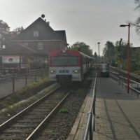 Triebwagen der AKN am Bahnhof Schnelsen