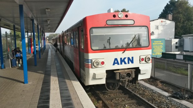 Triebwagen der AKN im Bahnhof Schnelsen