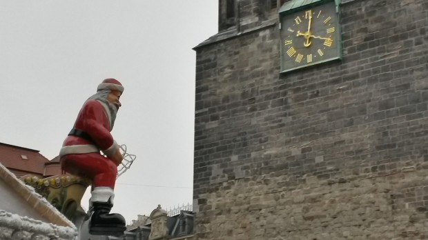 Weihnachtsmann auf dem Marktplatz von Halle