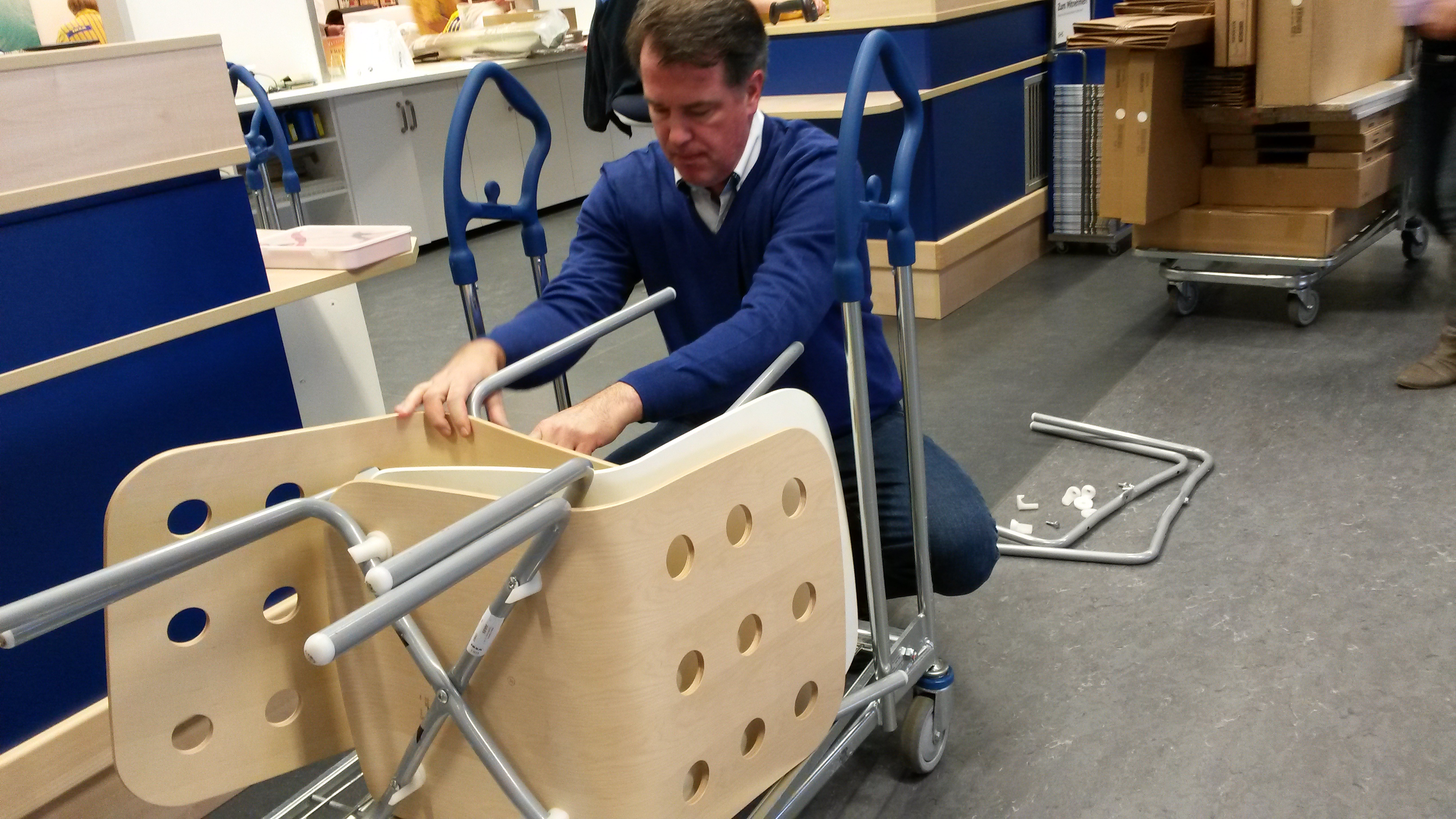 Michael Voß baut bei Ikea defekte Stühle auseinander