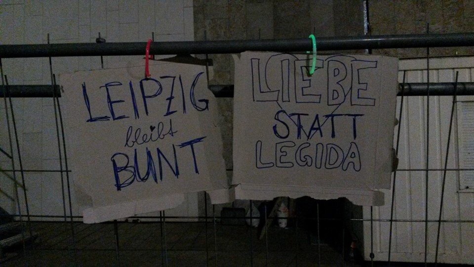 Plakate auf dem Leipziger Augustusplatz
