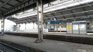 Halle (Saale) Hbf : Leere Gleise und Bahnsteige während des Streiks