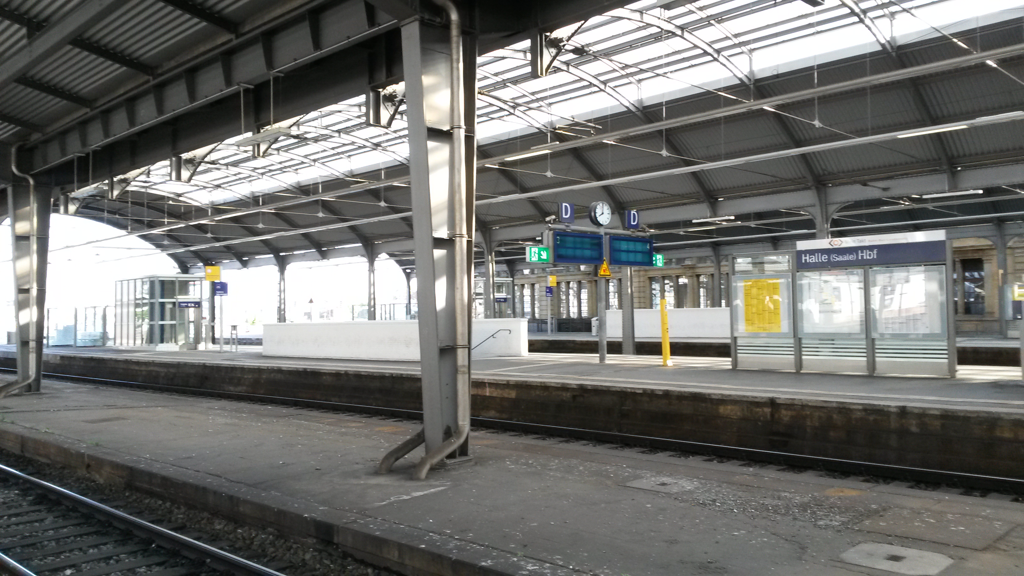 Halle (Saale) Hbf : Leere Gleise und Bahnsteige während des Streiks