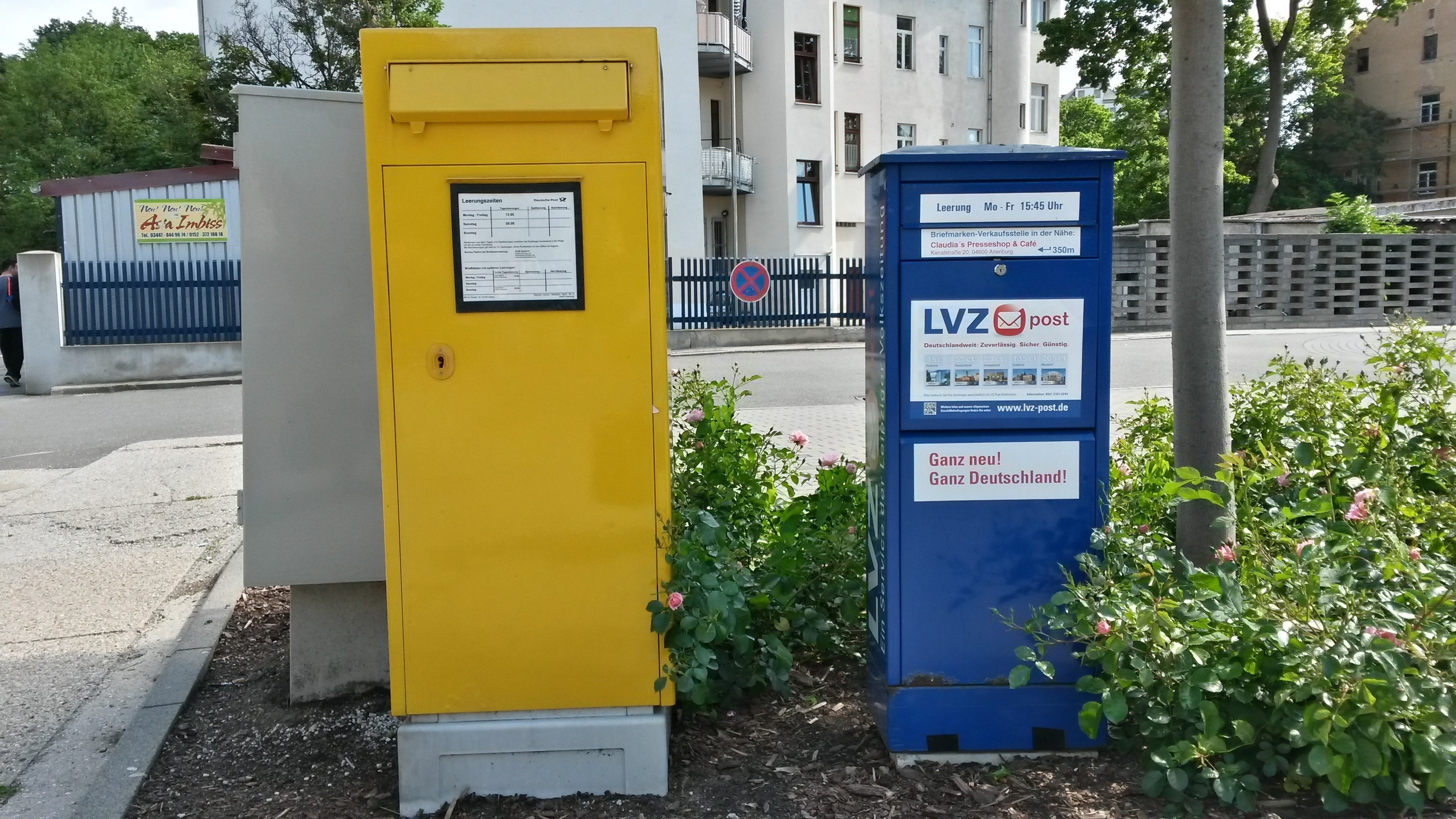 Rechts der Briefkasten der Post AG, links die private Konkurrenz LVZ post.