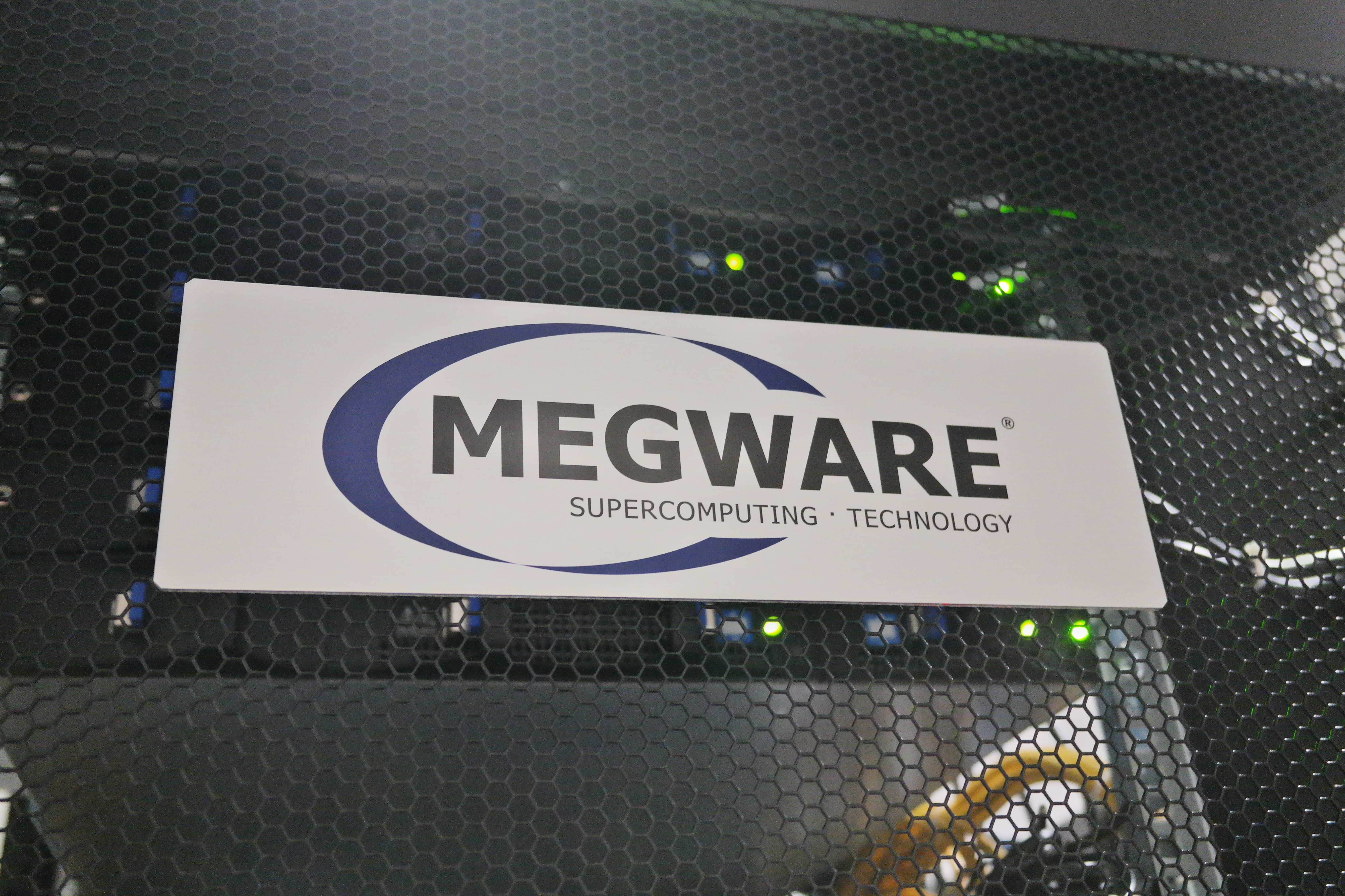 Herstellerschild von Megware am Computer