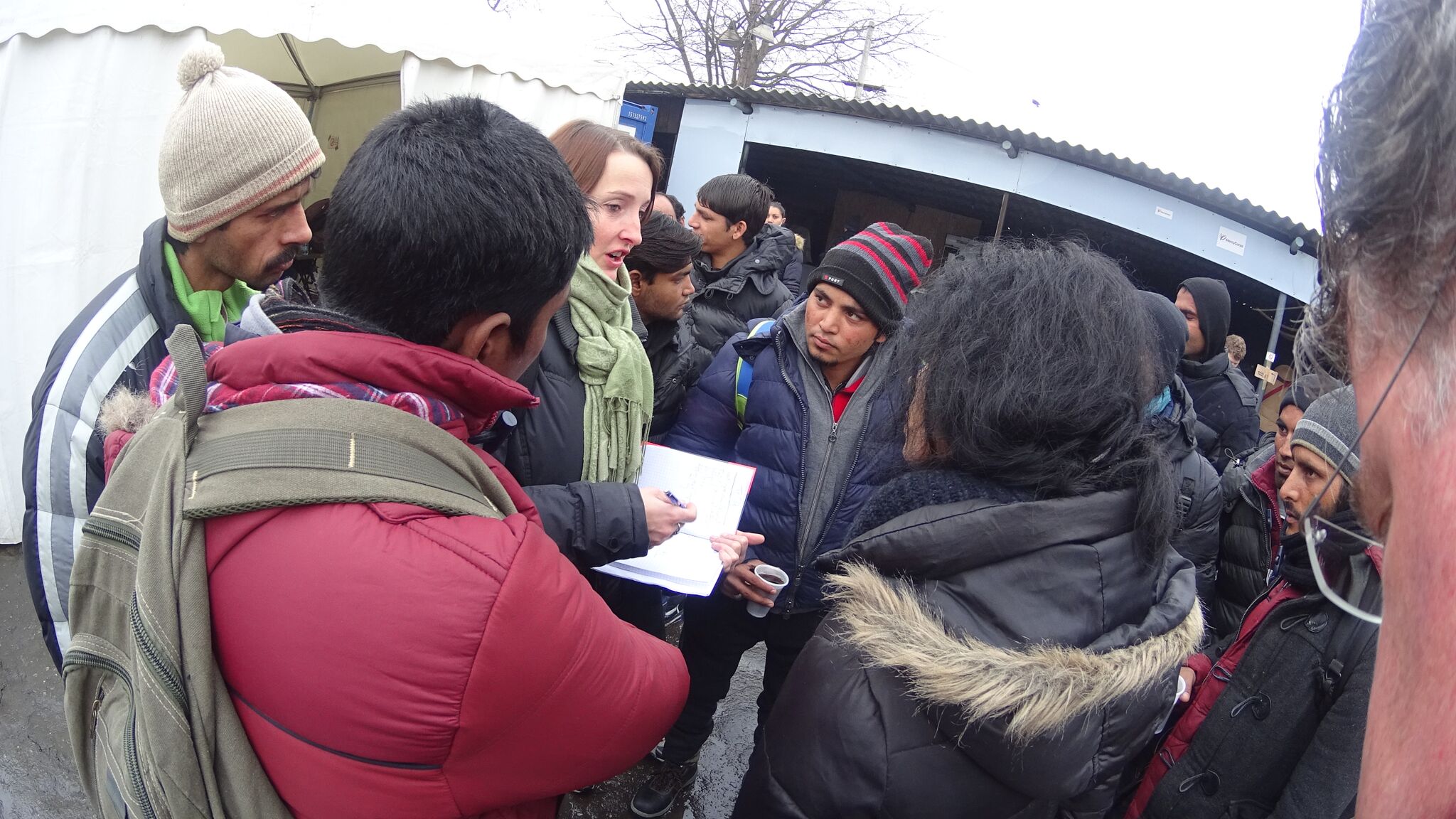 MDR-Autorin Katrin Molnar (Mitte) im Gespräch mit Flüchtlingen