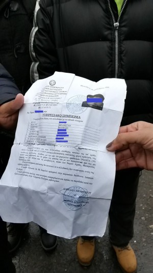 Das Dokument, welches angeblich die griechische Polizei ausgestellt hat, bescheinigt dem Pakistani eine afghanische Nationalität. Somit könnte er in die EU einreisen.
