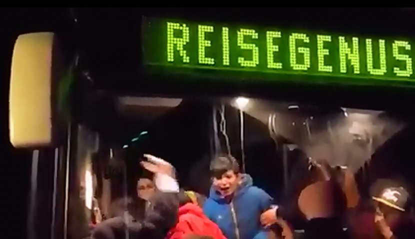 In Clausnitz wird ein Bus mit Flüchtlingen gestoppt