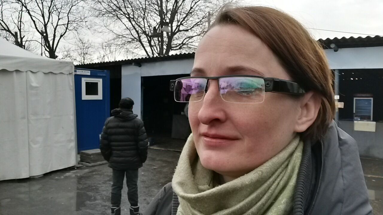 Kathrin Molnar mit versteckter Kamera in der Brille