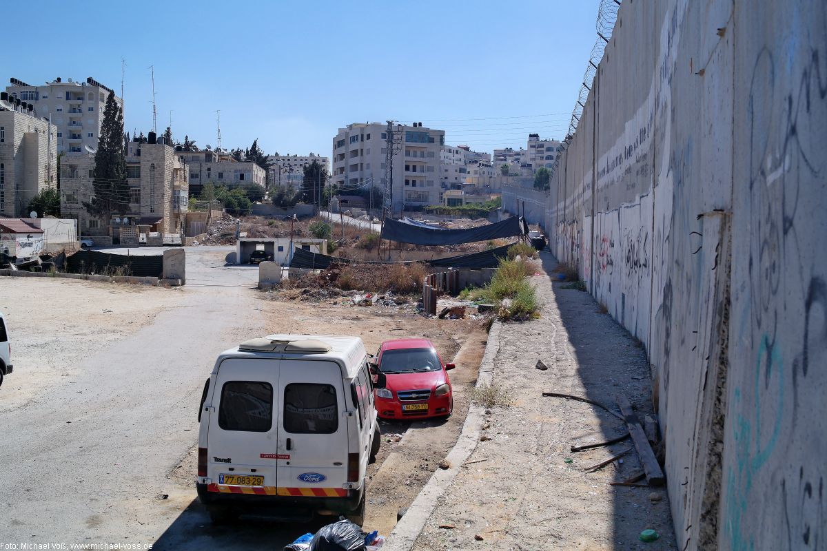 Die Mauer trennt Teile Jerusalems (Foto: Michael Voß)