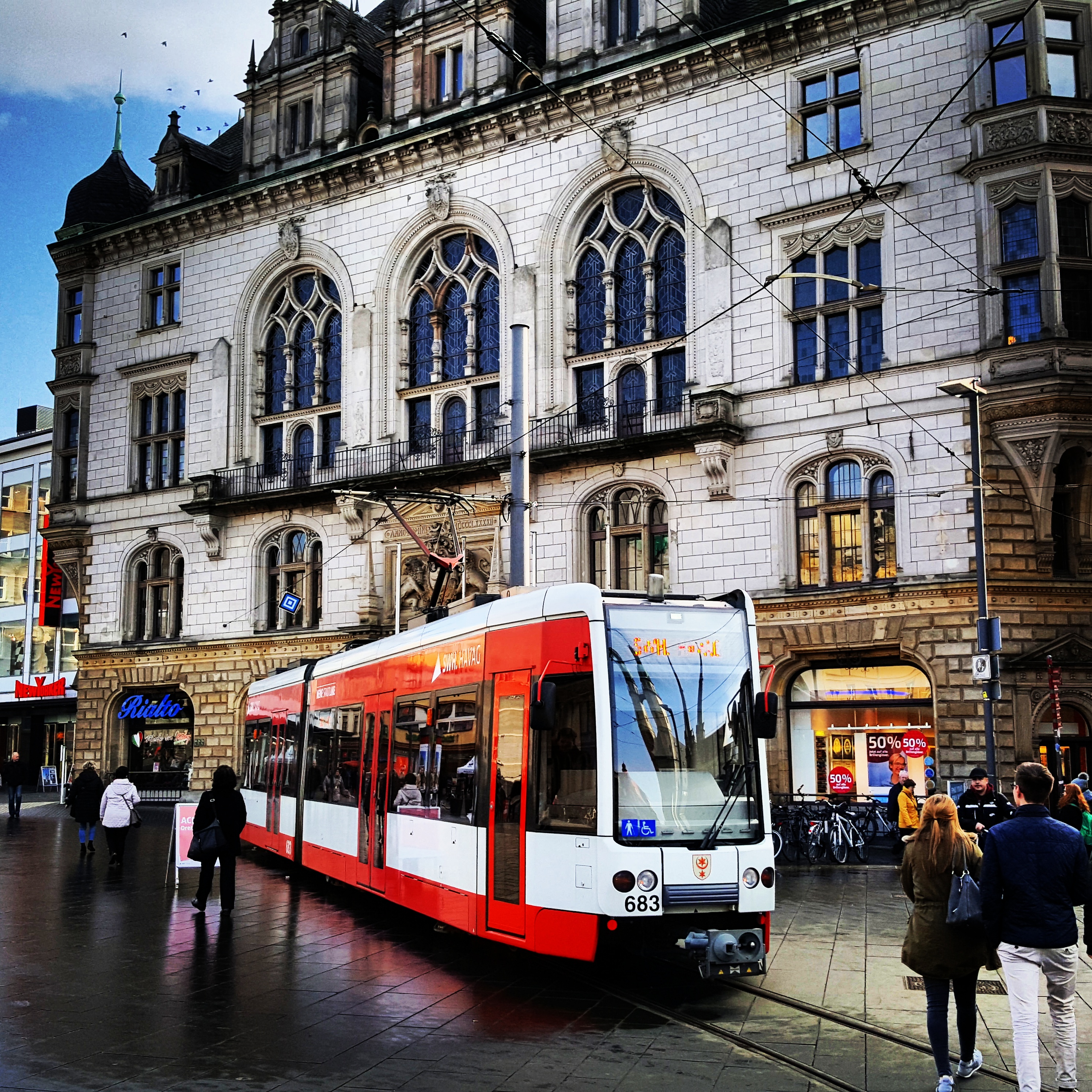 Straßenbahnwagen vor dem Stadthaus in Halle