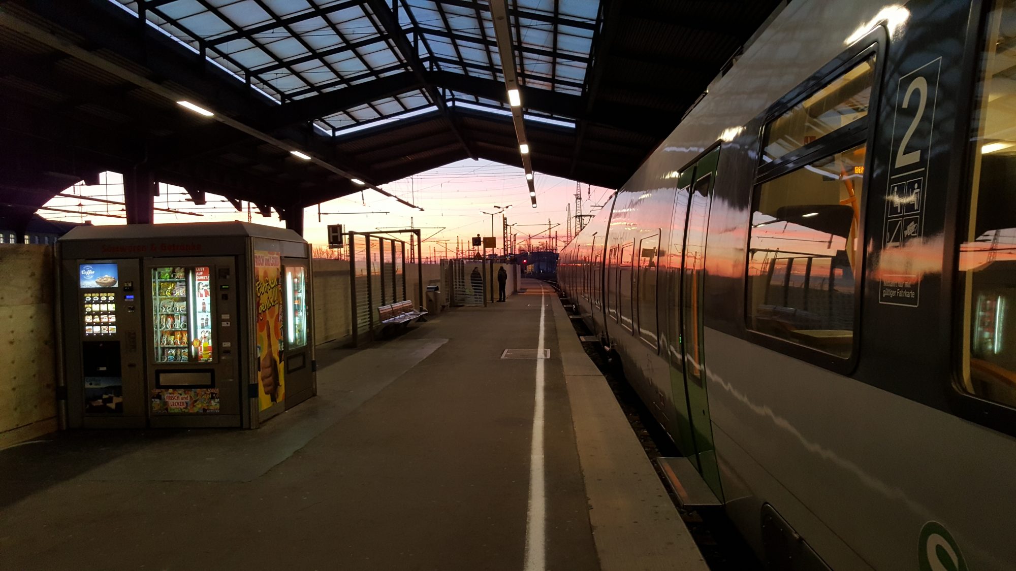 Sonnenaufgang am Hauptbahnhof in Halle / Saale (Foto: Michael Voß)