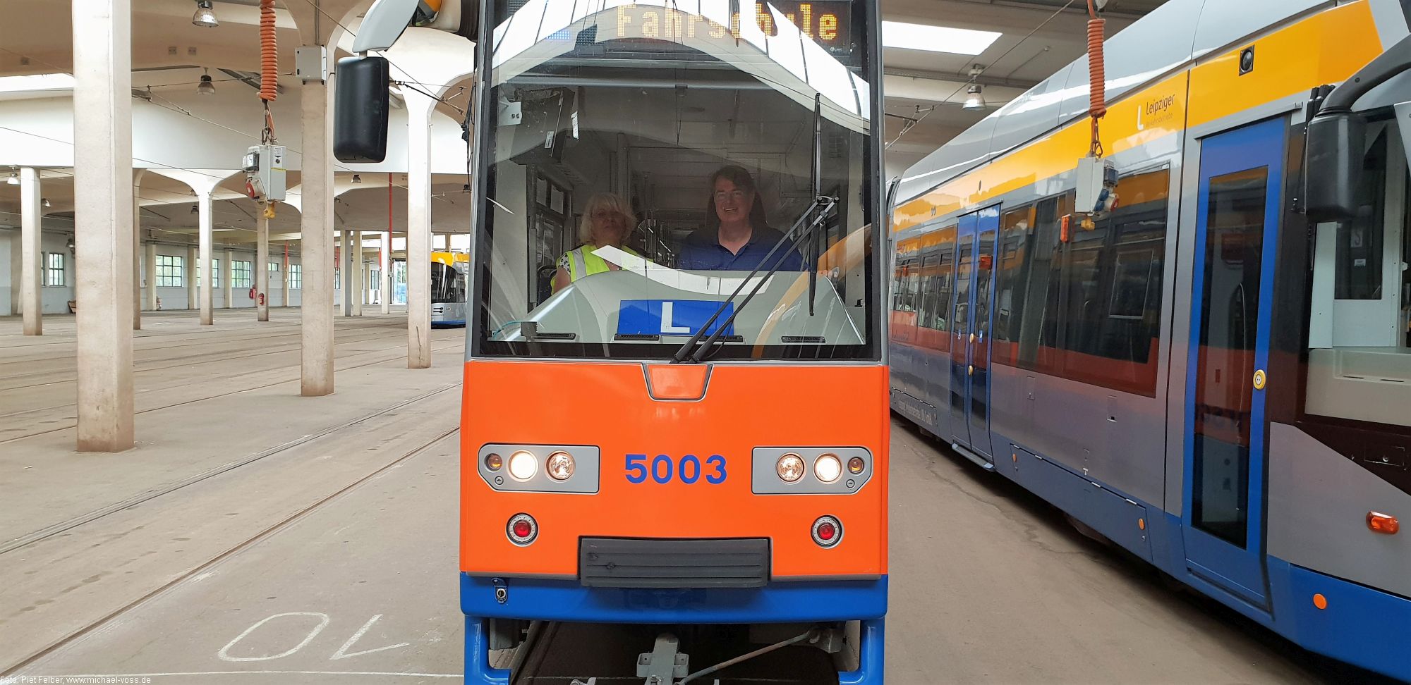 Michael Voß fährt eine Straßenbahn durch Leipzig
