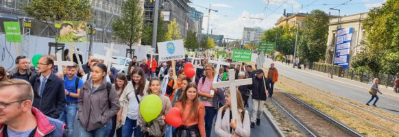 5.500 Menschen ziehen durch Berlin, um gegen Abtreibungen zu protestieren (Foto: Michael Voß)