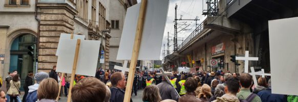 5.500 Menschen ziehen durch Berlin, um gegen Abtreibungen zu protestieren (Foto: Michael Voß)