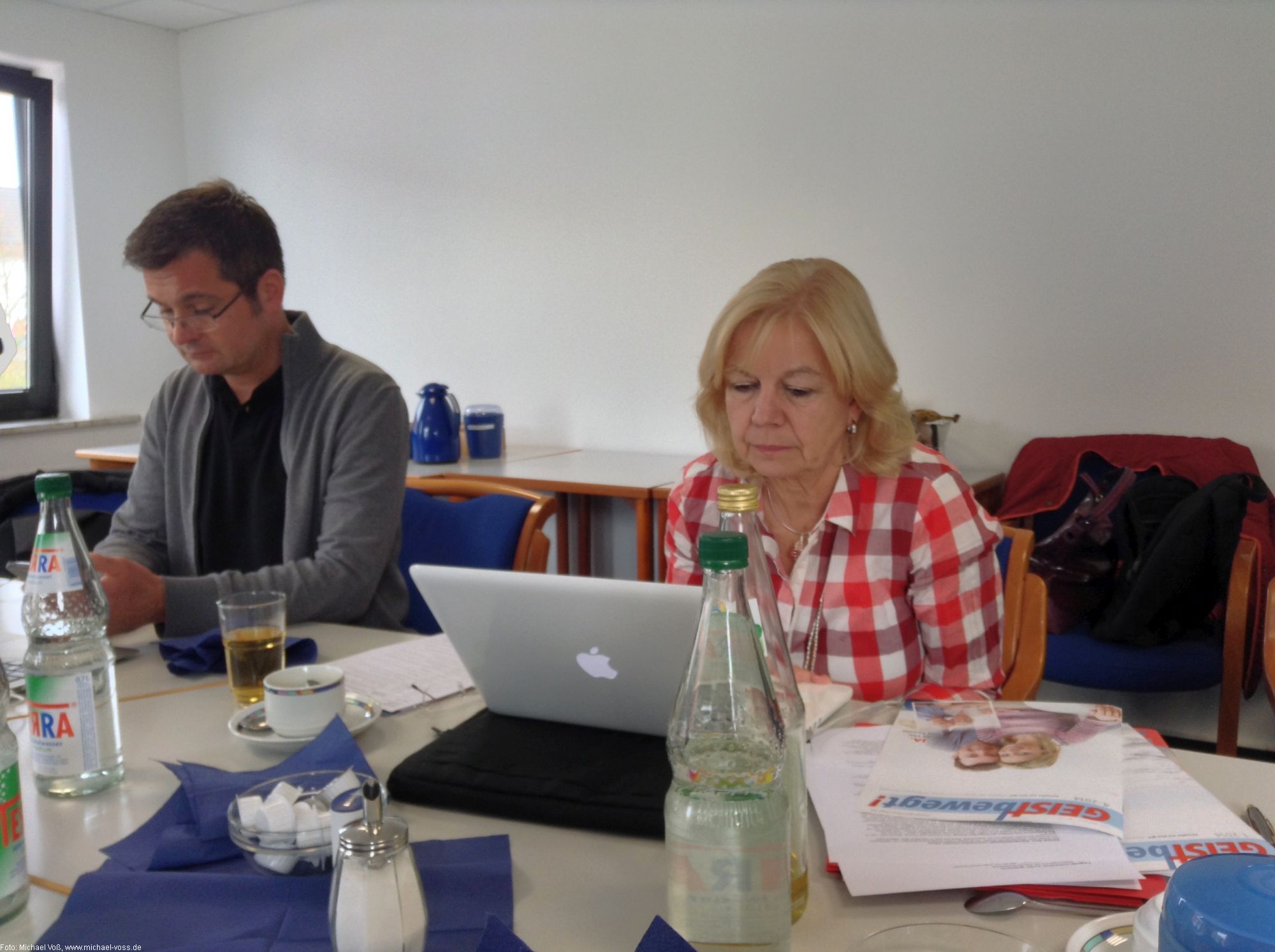 Mein Vorgänger Christian Häring und meine spätere Nachfolgerin Hannelore Illgen während der Redaktionssitzung in Erzhausen (04.04.14)