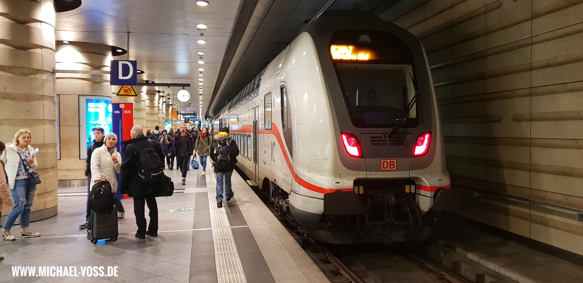 InterCity nach Dresden steht im unterirdischen S-Bahnbereich des Leipziger Hauptbahnhofes auf Gleis 1.