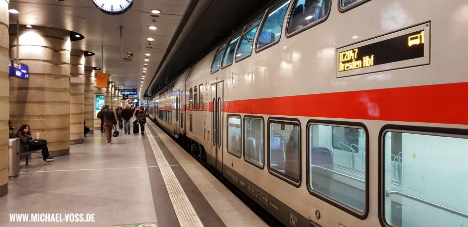 InterCity nach Dresden steht im unterirdischen S-Bahnbereich des Leipziger Hauptbahnhofes auf Gleis 1.