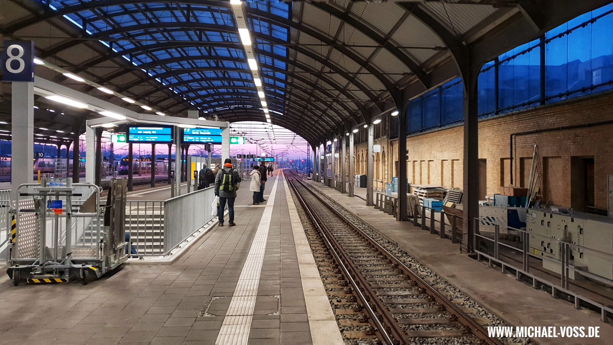 Farbspiel am Hauptbahnhof in Halle an der