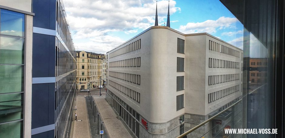 Halle: Blick vom MDR auf das Finanzamt und das benachbarte Hotel