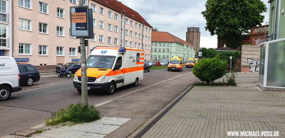 Krankenwagen auf dem Weg in das Evakuierungsgebiet