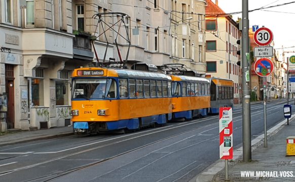 Wagen 2144 der Leipziger Verkehrsbetriebe biegt am Rathaus Leutzsch in die Hans-Driesch-Straße ein
