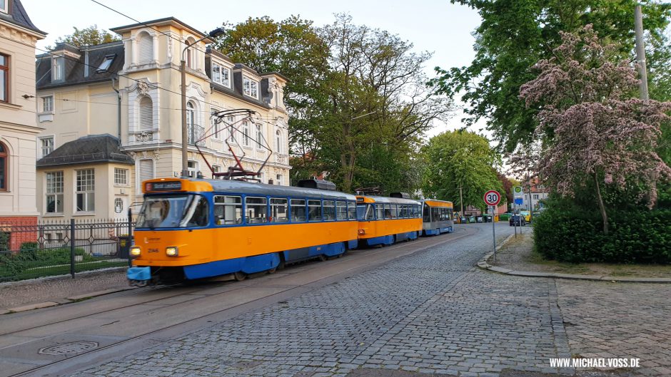 Tatra-Zug verlässt die Haltestelle Büthnerstraße und fährt zum Straßenbahnhof Leutzsch