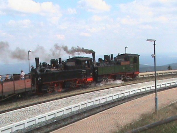 Brockenbahn in Doppeltraktion und offener Personenbeförderung
