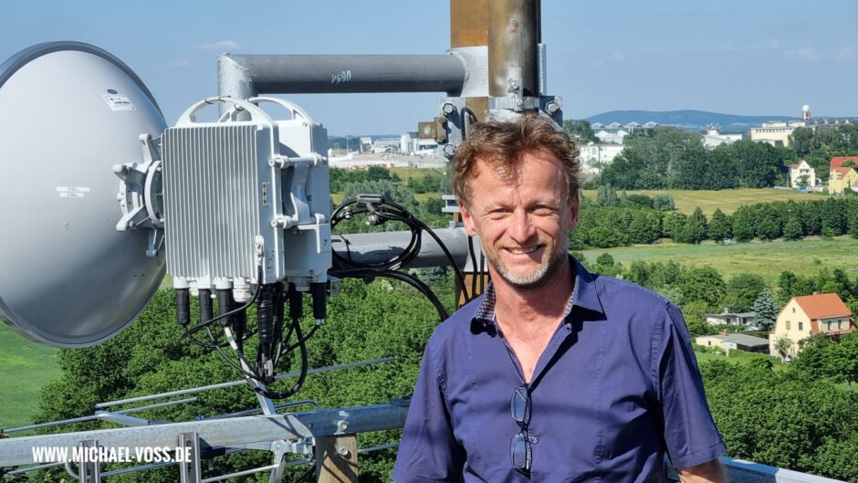 Peter Zehetner, Deutschland-Chef von Vantage Towers, zwischen den Antennen