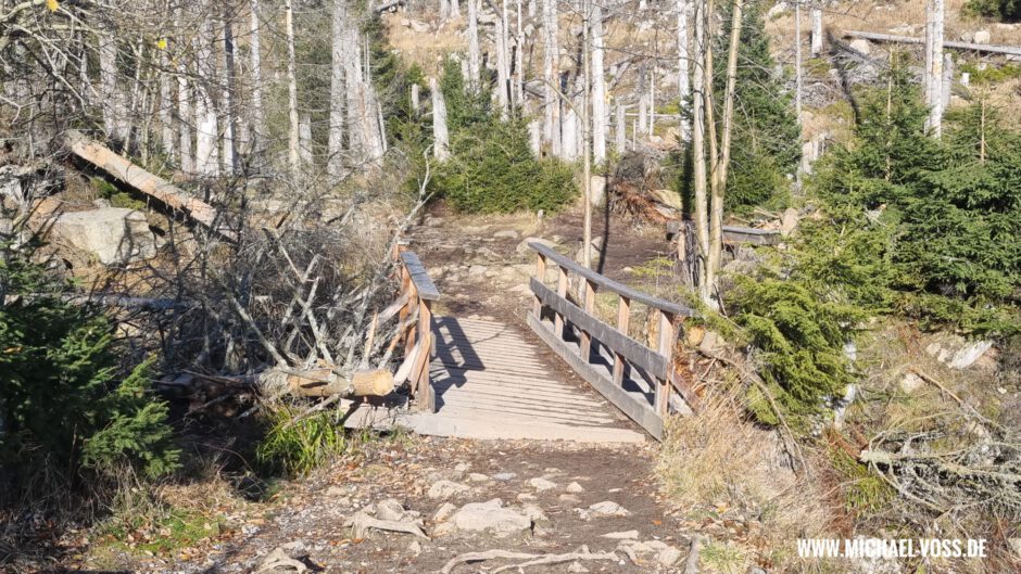 Diese eigentlich erneuerte Brücke ist schon wieder durch Wasserkraft gen Tal verschoben worden