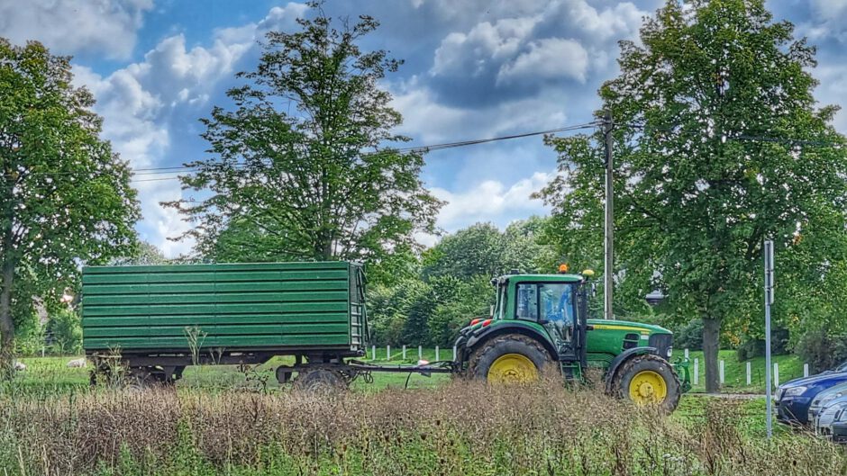 Lehr- und Versuchsgut Köllitsch: Traktor biegt auf die Straße
