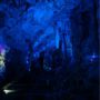 St. Michaels-Höhle in Gibraltar: Unten stehen Besucher. Sie zeigen sehr gut die Größe dieser unterirdischen Kunstwerke