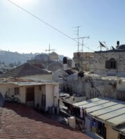 Jerusalem: Blick vom Dach des Johanniter Hospiz, rechts hinten der Felsendom (Foto: Michael Voß)