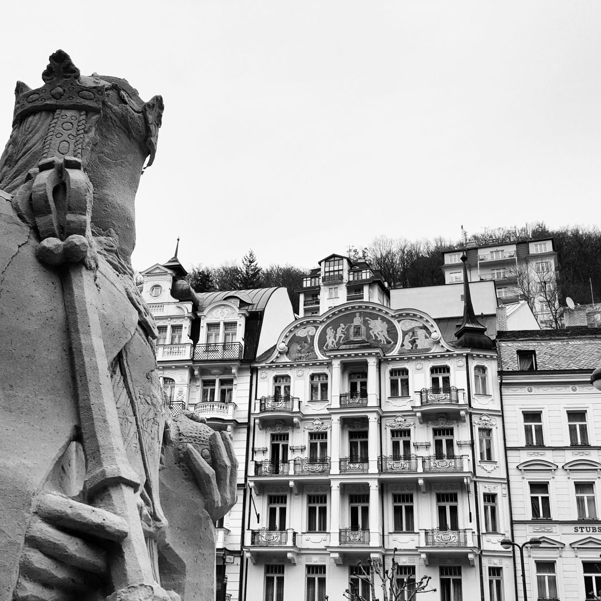 Karlsbad in Tschechien: Die Figur links besteht übrigens aus Sand. Das Gesicht hat sich deshalb schon aufgelöst. (Foto: Michael Voß)