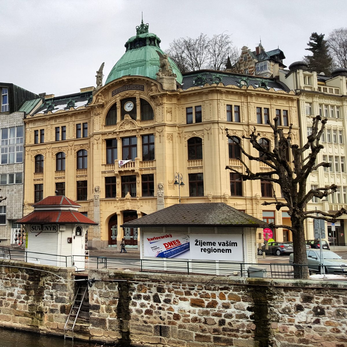 Karlsbad in Tschechien: Über der Uhr ist der deutschsprachige Schriftzug „Sparkasse“ zu erkennen. (Foto: Michael Voß)