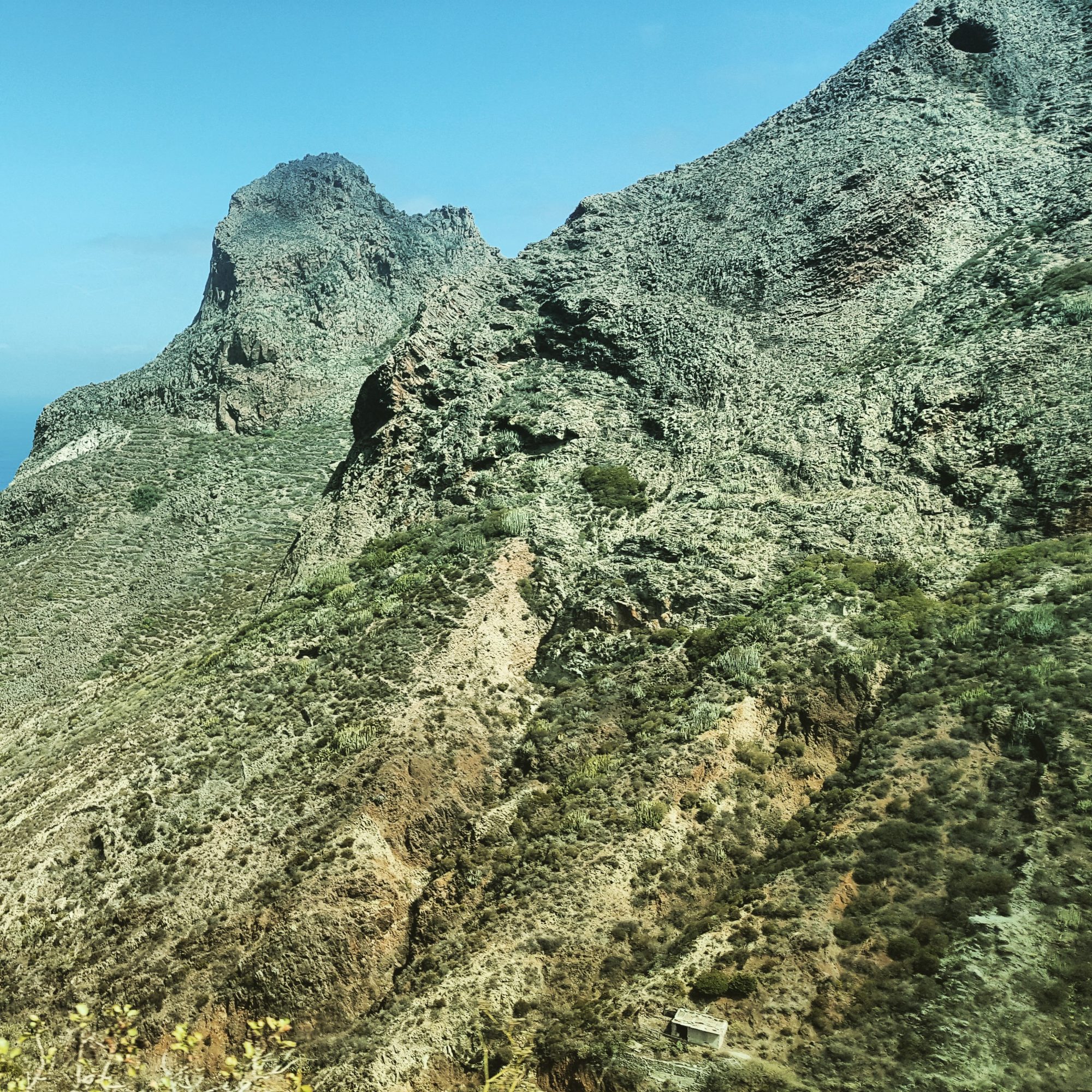 Taganana ist umgeben von zahlreichen zerklüffteten Berge (Foto: Michael Voß)
