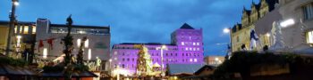 Weihnachtsmarkt am frühen Morgen in Halle/Saale, das violett angestrahlte Gebäude ist der Ratshof (Foto: Michael Voß)
