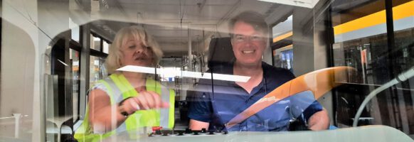 Straßenbahn-Fahrlehrerin Renate Backmann unterrichtet Michael Voß