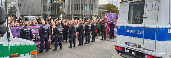 Der Marsch für das Leben wird von der Polizei vor den Abtreibungsbefürwortern beschützt (Foto: Michael Voß)