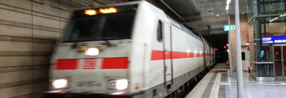 InterCity nach Dresden rollt im unterirdischen S-Bahnbereich des Leipziger Hauptbahnhofes ein.