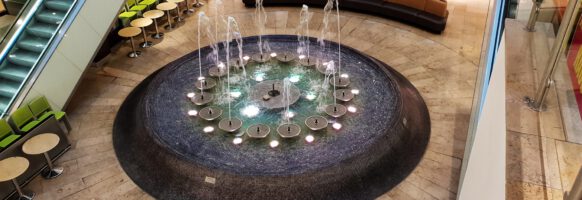 Karstadt Leipzig: Der Brunnen und die Musik mit den Wasserspielen zu jeder vollen Stunde werden mir in Erinnerung bleiben