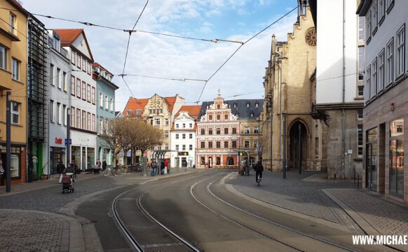 Erfurter Fischmarkt, hinten rechts das Rathaus