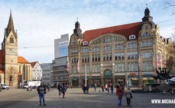 Am Anger in Erfurt gibt es sogar noch ein Karstadt-Kaufhaus…