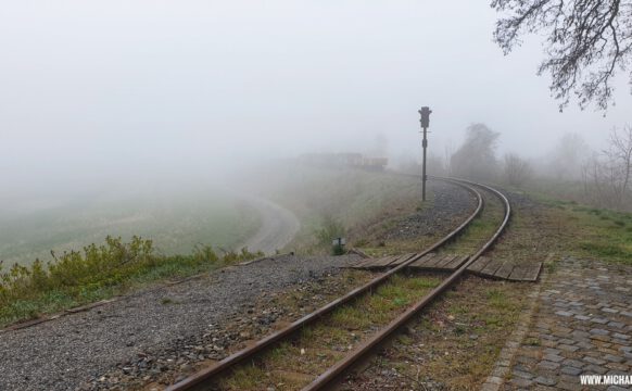 Station Bocksthal: Auf dem ehemalige Abzweig nach Helbra werden nur noch Fahrzeuge abgestellt