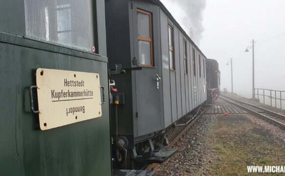 Abfahrbereiter Zug in der Station Bocksthal