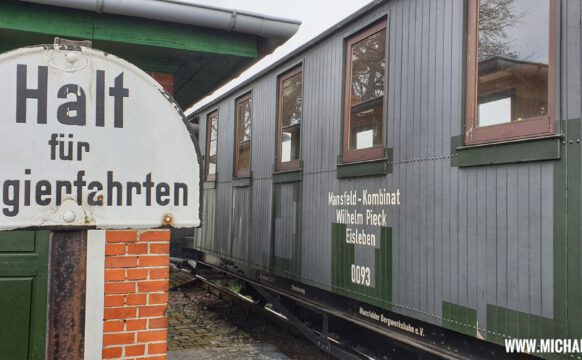 Abfahrbereiter Zug in der Station Bocksthal