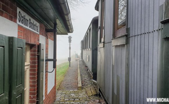 Abfahrbereiter Zug in der Station Bocksthal