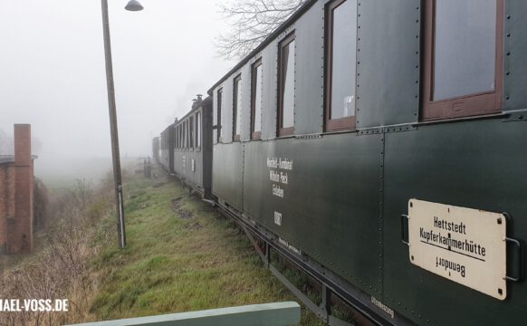 Abfahrbereiter Zug in der Station Bocksthal